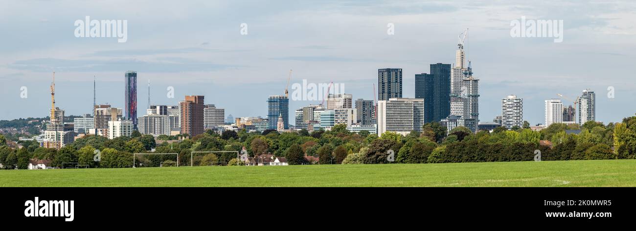 Skyline di Croydon: Panorama ampio e dettagliato che mostra i numerosi edifici e grattacieli, con i campi da gioco di Purley in primo piano. Foto Stock