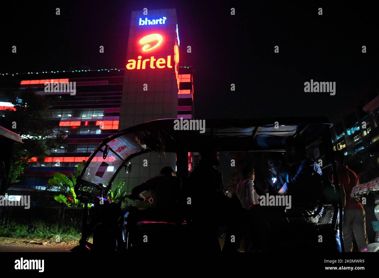 Gurugram, Haryana, India. 12th Set, 2022. La gente usa il proprio telefono al di fuori dell'edificio degli uffici Bharti Airtel a Gurugram, alla periferia di Nuova Delhi. Airtel dice che il suo servizio 5G sarà lanciato in un mese, che sarà probabilmente ottobre per coloro che vivono nelle città chiave della metropolitana come Delhi, Mumbai, Chennai, e alcuni altri entro la fine del 2023, come da media relazioni. (Credit Image: © Kabir Jhangiani/Pacific Press via ZUMA Press Wire) Foto Stock