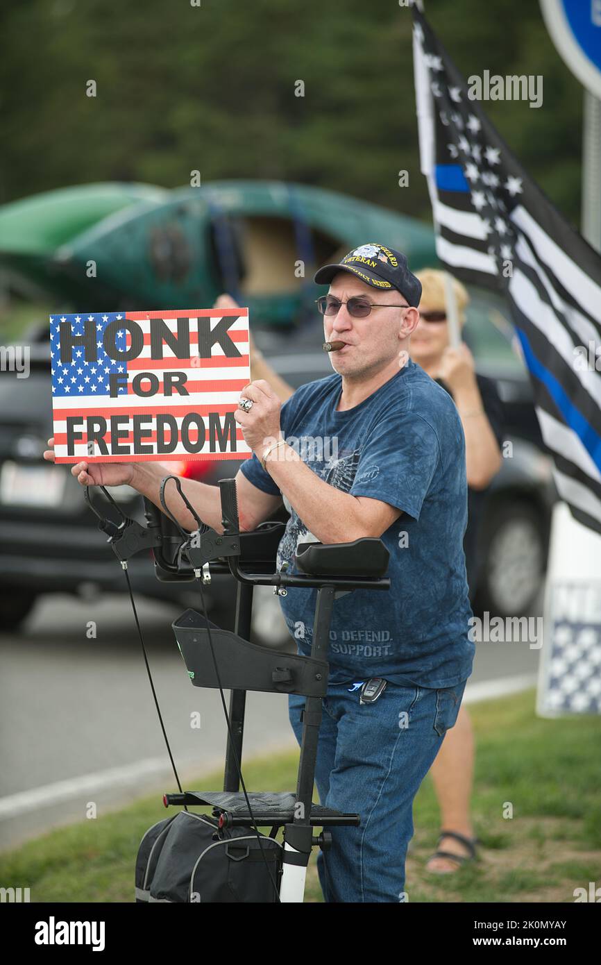 Ricordo del 11th settembre - la bandiera sventola al Bourne Rotary a Cape Cod, Massachusetts, USA Foto Stock