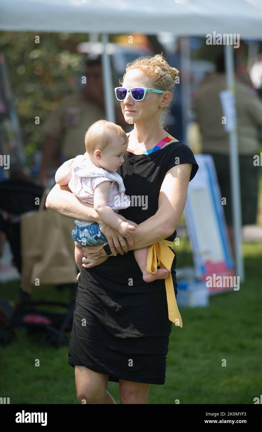 Una donna trasporta il suo bambino alla fiera del Weekend del mulino a vento di Eastham a Cape Cod, USA Foto Stock