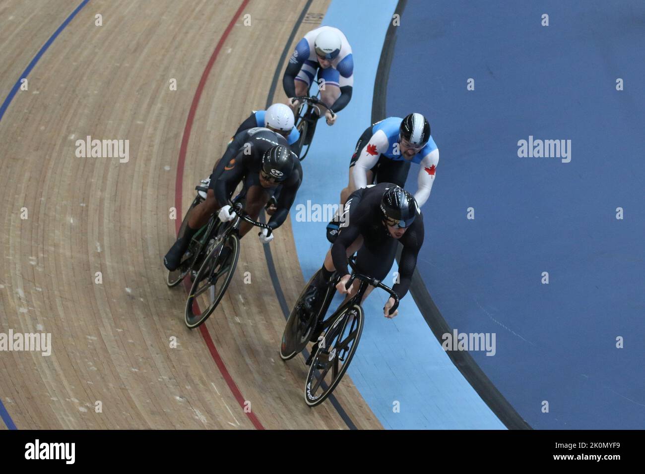 Shah SAHROM of Malaysia & Sam DAKIN of New Zealand in the Men's Keirin cycling ai giochi del Commonwealth 2022 nel Velodrome, Queen Elizabeth Olympic Park, Londra. Foto Stock