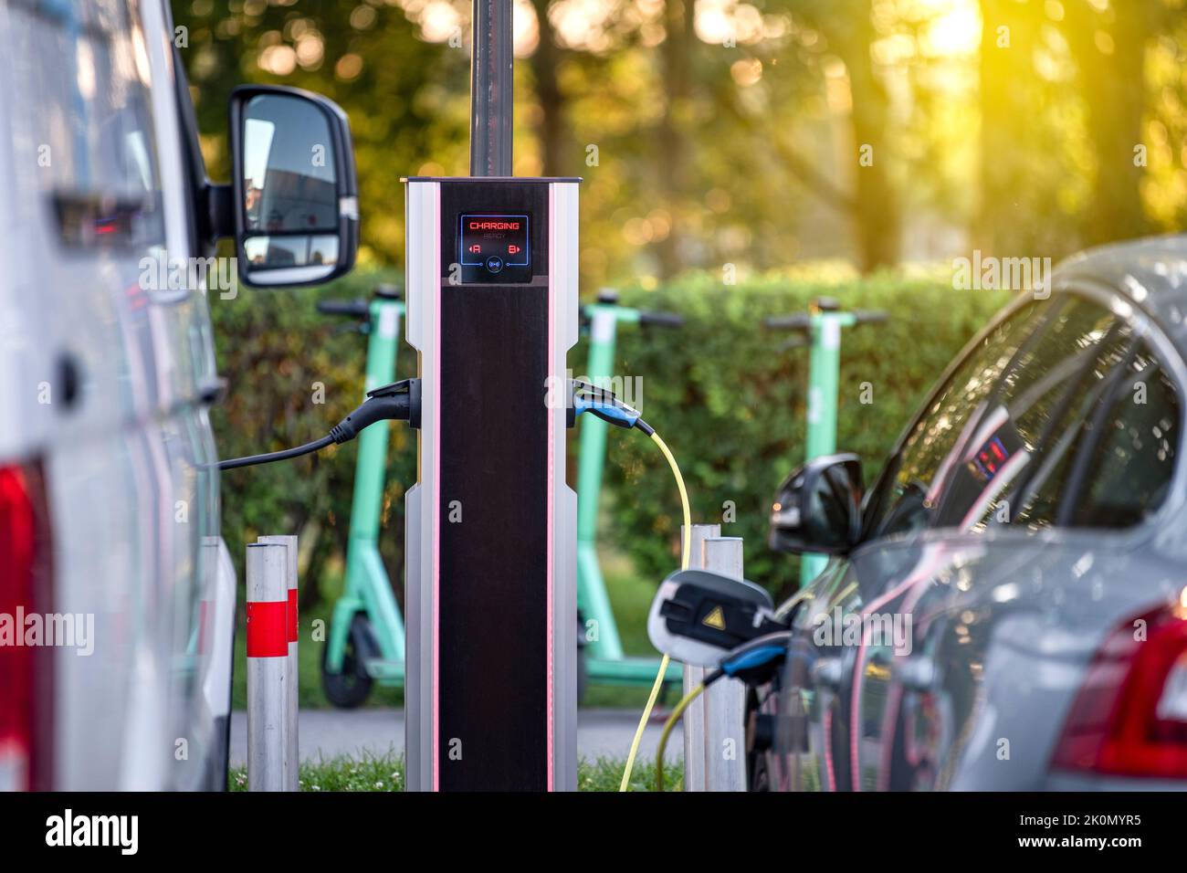 Ricarica di veicoli elettrici moderni in una stazione stradale. Il processo di ricarica di un'auto elettrica. Foto Stock