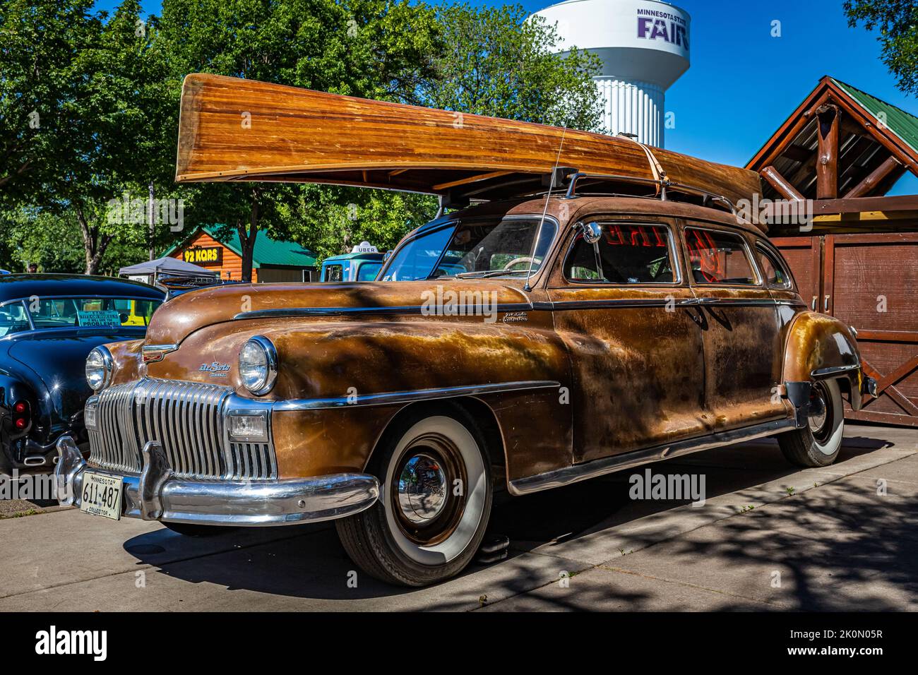 Falcon Heights, Minnesota - 17 giugno 2022: Vista frontale in basso dell'angolo di una berlina 4 porte DeSoto Suburban del 1947 in occasione di una fiera automobilistica locale. Foto Stock