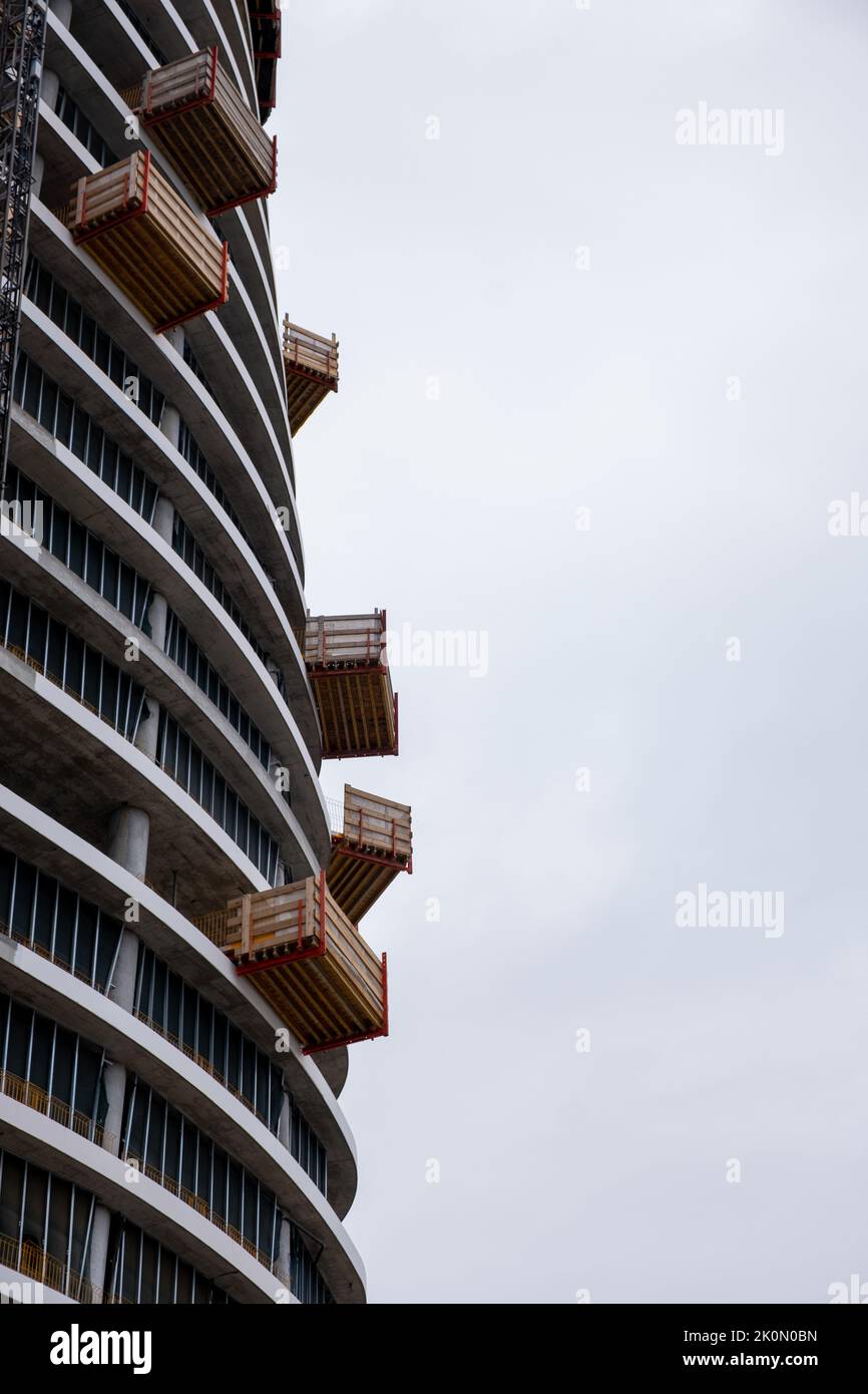 Costruzione di un moderno grattacielo con appartamenti di lusso contro il cielo. Sviluppo residenziale. Foto Stock