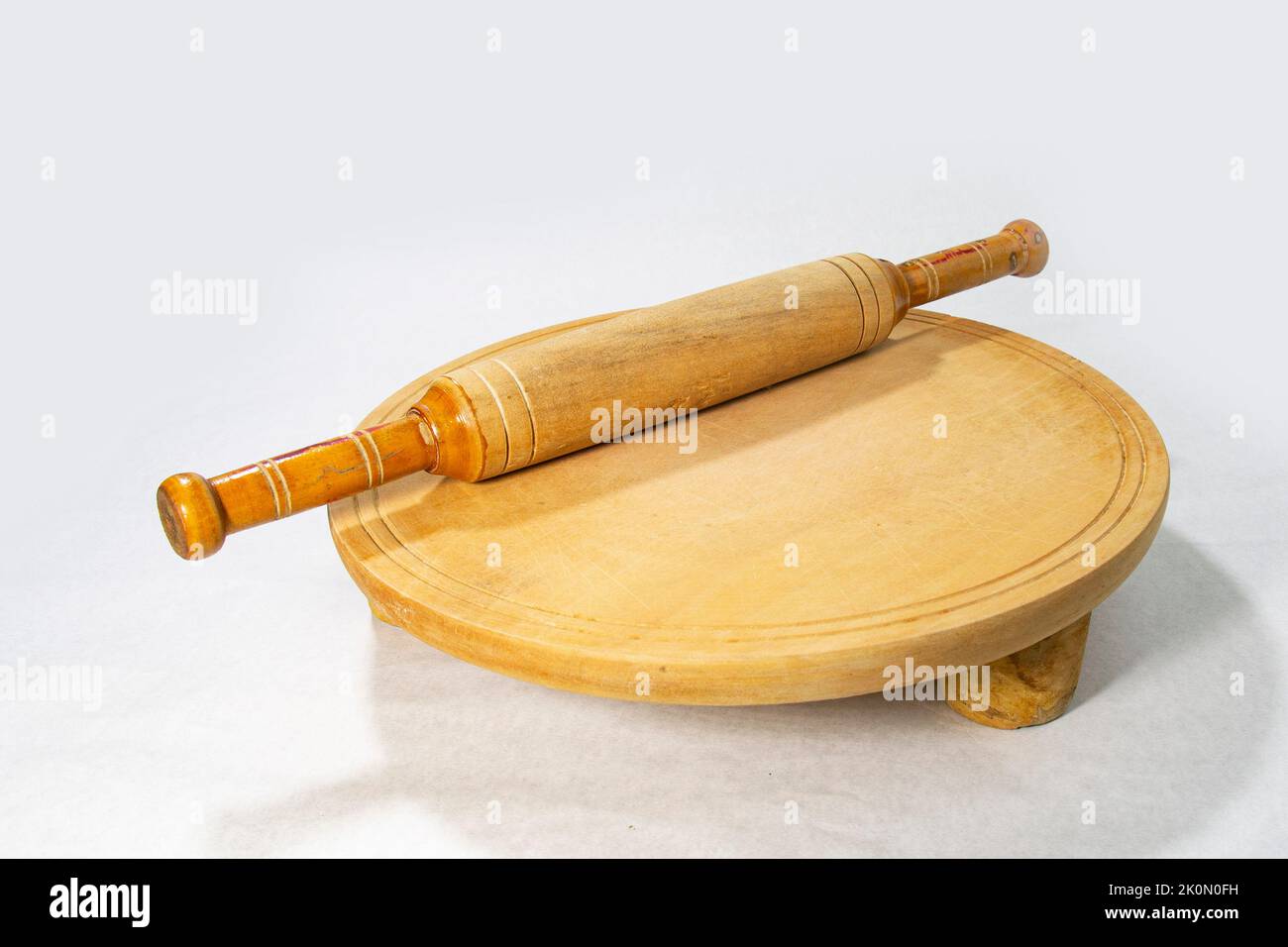 Roti o tagliere e spianare il pane con spilla per la cottura fatta in casa su fondo bianco. Foto Stock