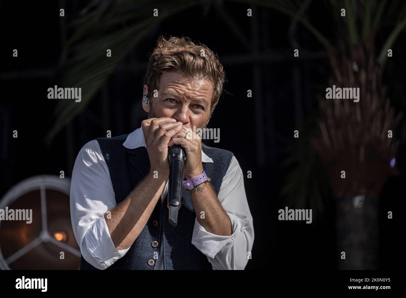 Bretigny sur Orge, Francia. 11th Set, 2022. Il cantante Christophe Mae suona sul palco di Angela Davis durante la Fete of Humanite. Foto Stock