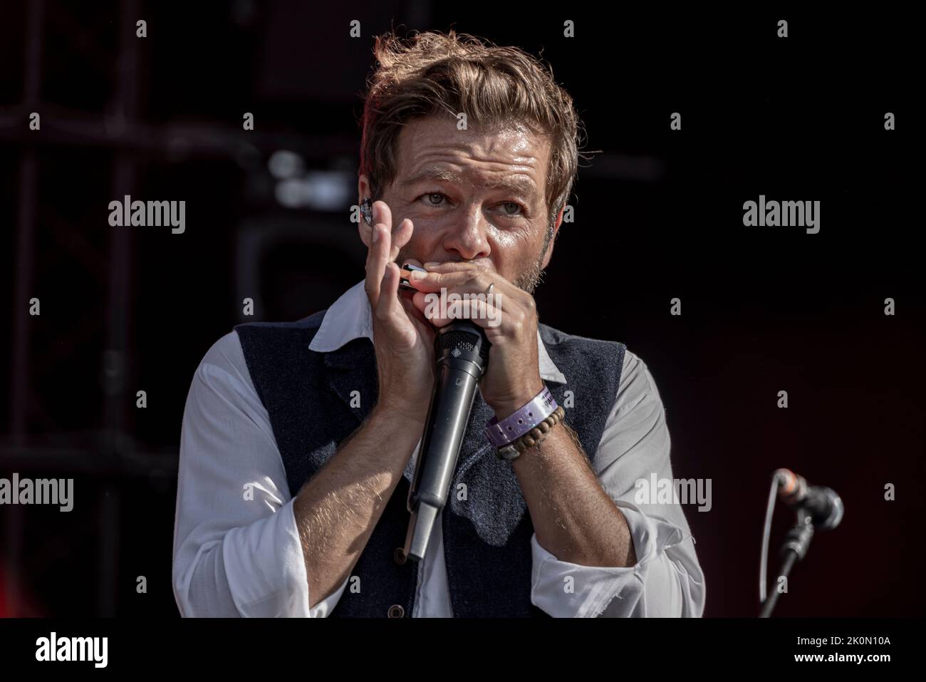 Bretigny sur Orge, Francia. 11th Set, 2022. Il cantante Christophe Mae suona sul palco di Angela Davis durante la Fete of Humanite. Foto Stock