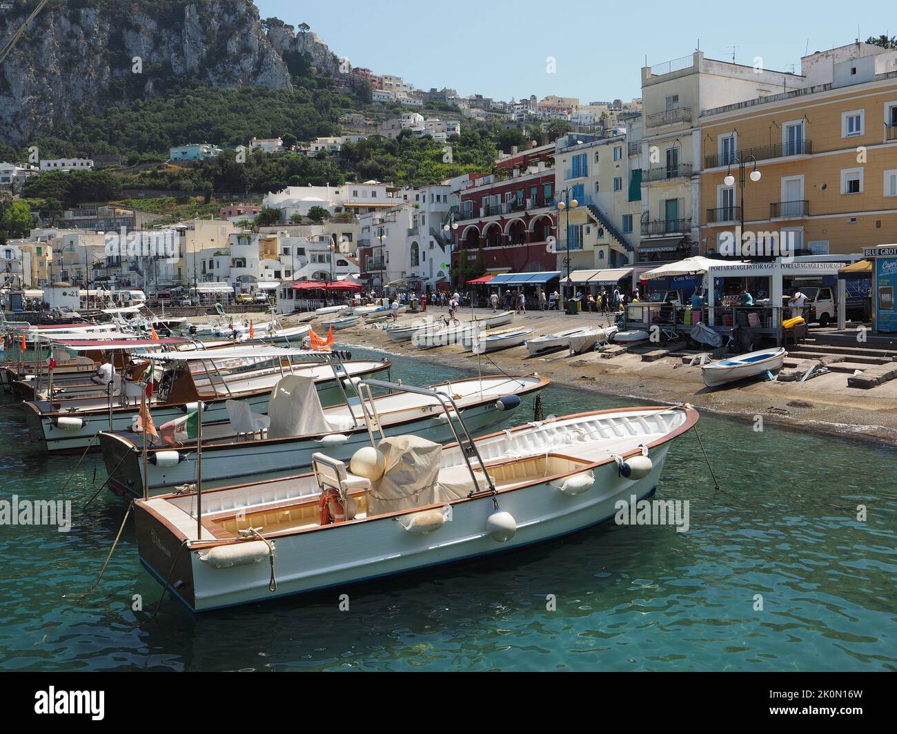 Porto di Capri con molte barche turistiche che vengono utilizzate per visitare la grotta azzurro o per fare un giro dell'isola. Capri, Campania, Italia Foto Stock