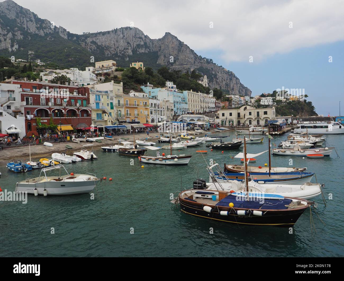 Il porto dell'isola di Capri visto dal traghetto da Napoli, Campania, Italia Foto Stock