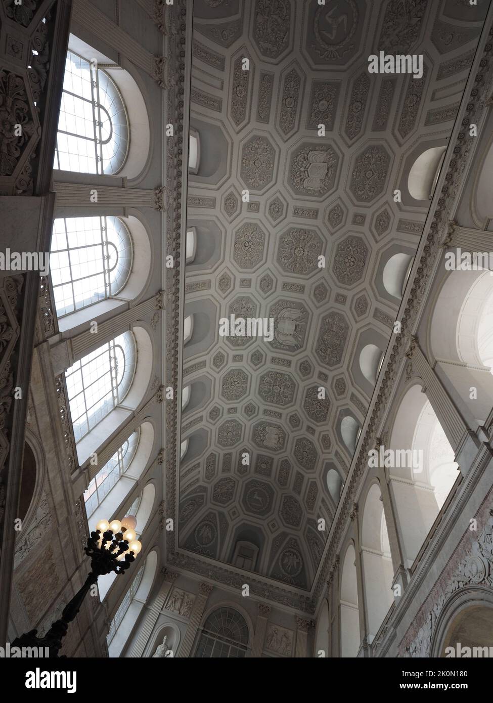 Soffitto della famosa grande sala d'ingresso del Palazzo reale di Napoli, Campania, Italia Foto Stock