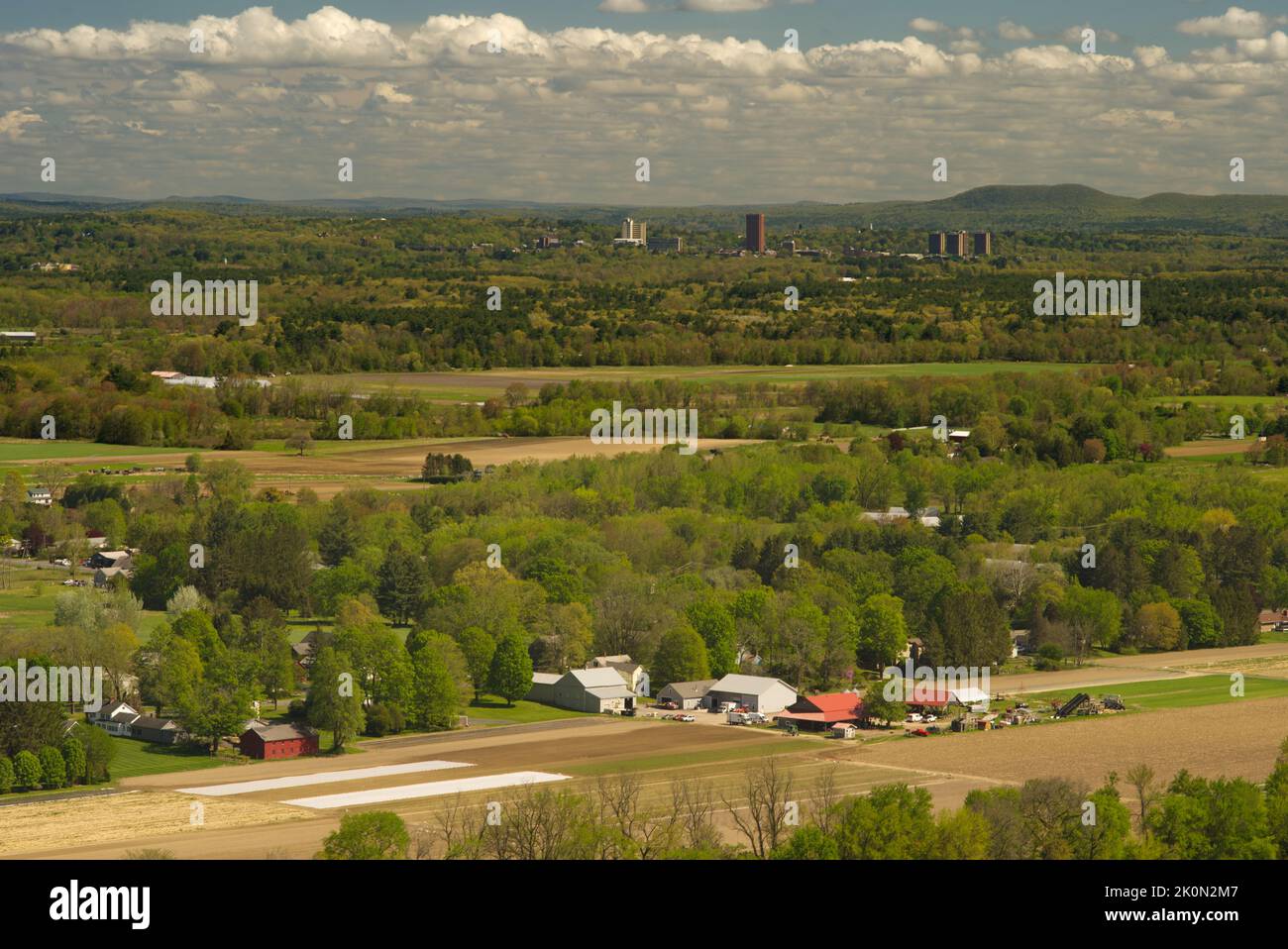 Una vista attraverso l'alta Pioneer Valley del Massachusetts, con gli edifici della University of Massachusetts, campus di Amherst, in lontananza. Foto Stock