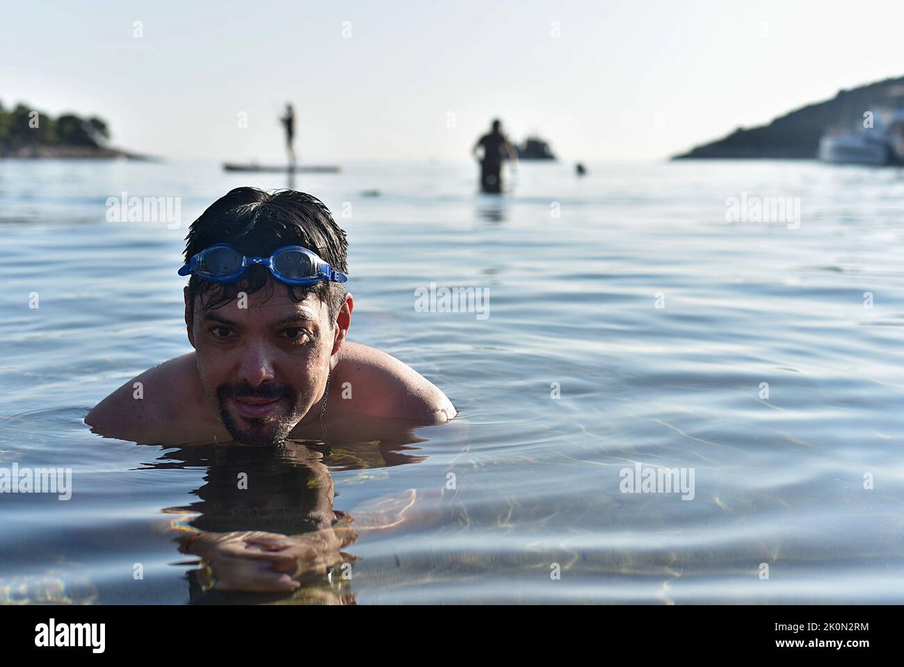 Ritratto di un uomo bagnato con occhiali da nuoto. Un uomo nuotò nel mare. Isola Mljet in Croazia Foto Stock