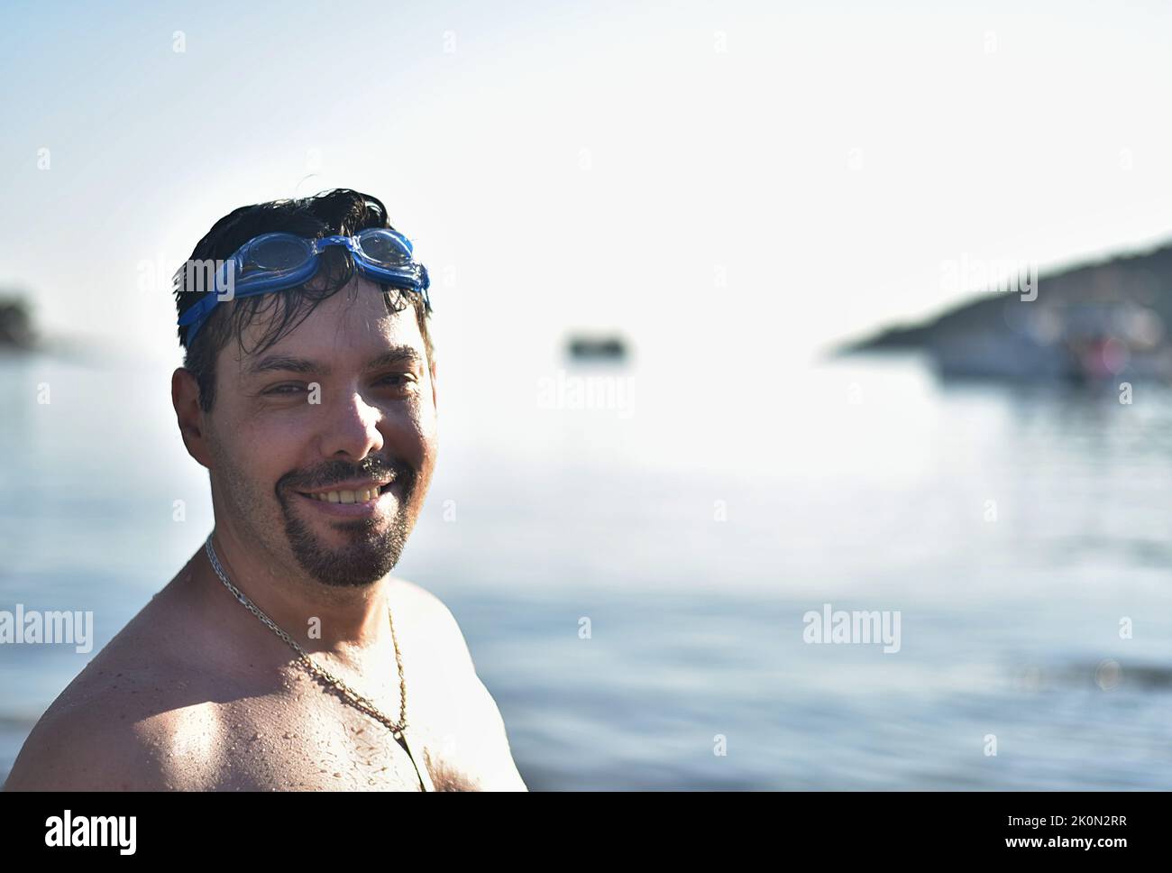 Ritratto di un uomo bagnato con occhiali da nuoto. Un uomo nuotò nel mare. Isola Mljet in Croazia Foto Stock