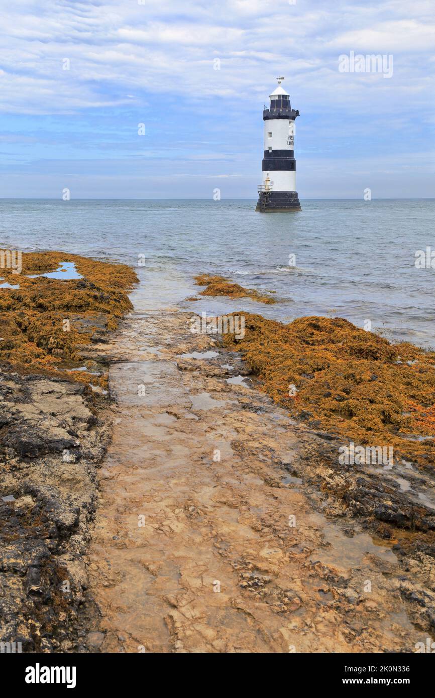 Penmon Lighthouse o Trwyn Du Lighthouse, Penmon, Isola di Anglesey, Ynys Mon, Galles del Nord, REGNO UNITO. Foto Stock