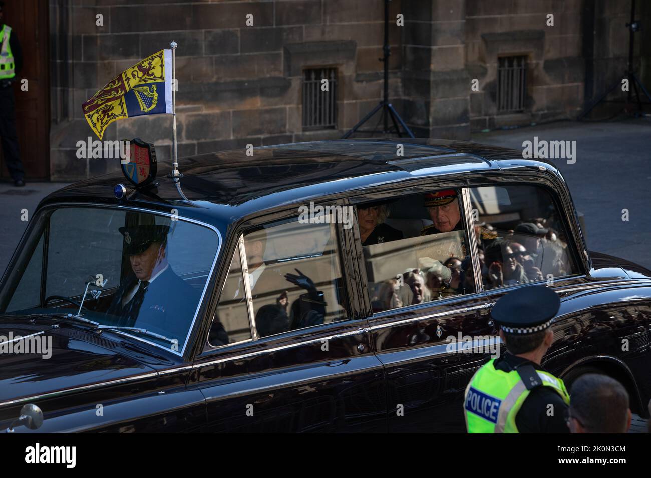 Edimburgo, Scozia, 12 settembre 2022. Re Carlo III parte dalla cattedrale di St Giles dopo un servizio per sua Maestà la Regina Elisabetta II, a Edimburgo, Scozia, 12 settembre 2022. Photo credit: Jeremy Sutton-Hibbert/ Alamy Live news. Foto Stock