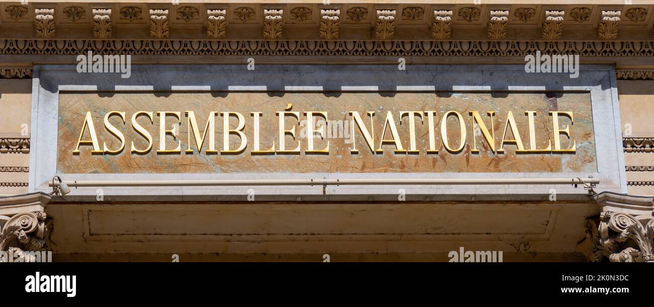 Particolare della facciata dell'edificio dell'Assemblea Nazionale Francese, chiamato anche Palais Bourbon o camera dei deputati, Parigi, Francia Foto Stock