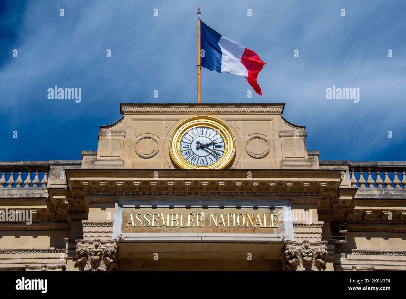 Particolare della facciata dell'edificio dell'Assemblea Nazionale Francese, chiamato anche Palais Bourbon o camera dei deputati, Parigi, Francia Foto Stock