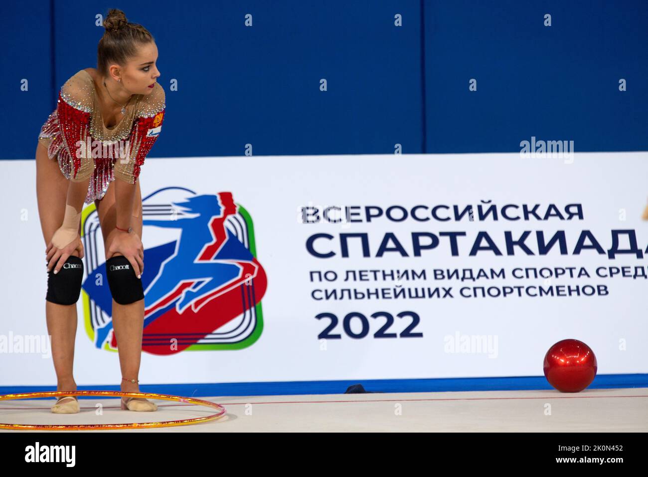 Mosca, Russia. 12th settembre 2022. Arina Averina si allena prima di iniziare una qualificazione alla 2022 Spartakiad estiva tutta russa in ginnastica ritmica al Palazzo della Ginnastica Irina Viner-Usmanova di Luzhniki a Mosca, Russia. Nikolay Vinokurov/Alamy Live News Foto Stock