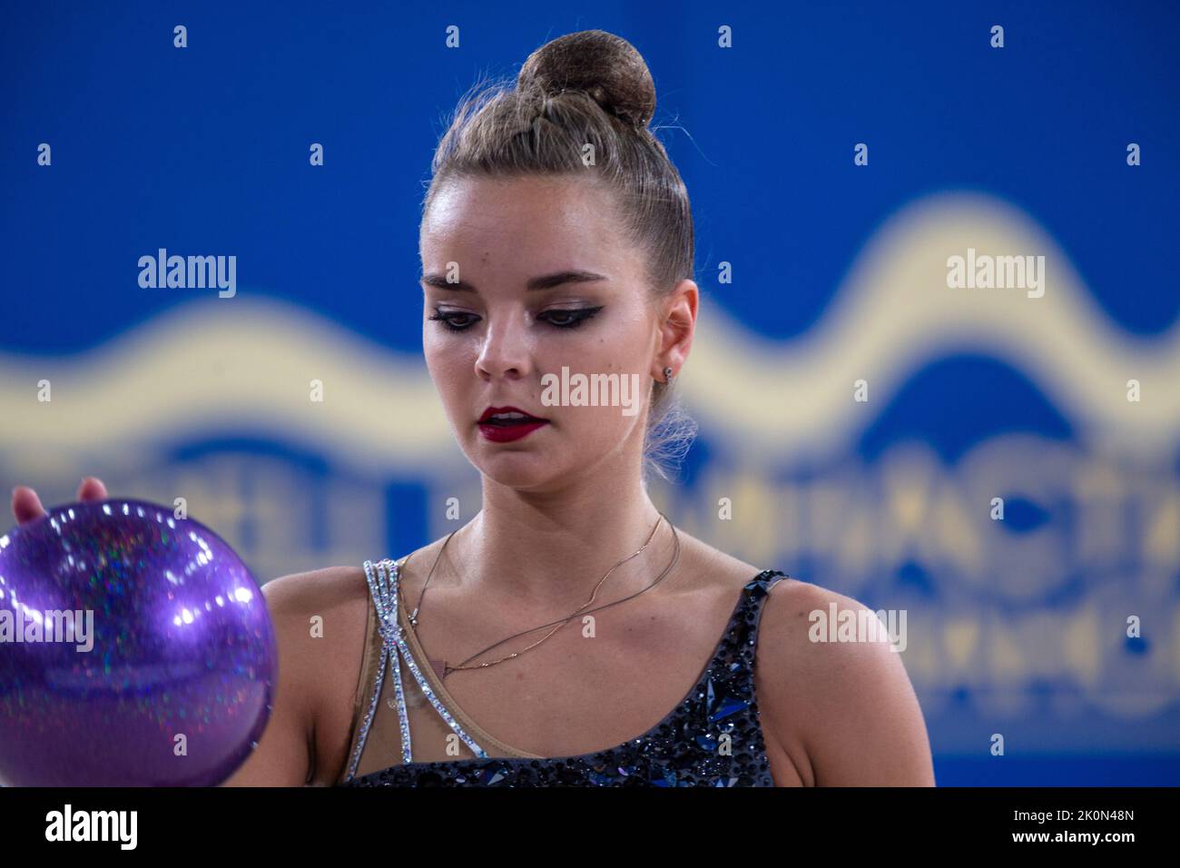 Mosca, Russia. 12th settembre 2022. Dina Averina si allena con una palla alla 2022 Spartakiad estiva tutta russa in ginnastica ritmica al Palazzo della Ginnastica Irina Viner-Usmanova di Luzhniki a Mosca, Russia. Nikolay Vinokurov/Alamy Live News Foto Stock