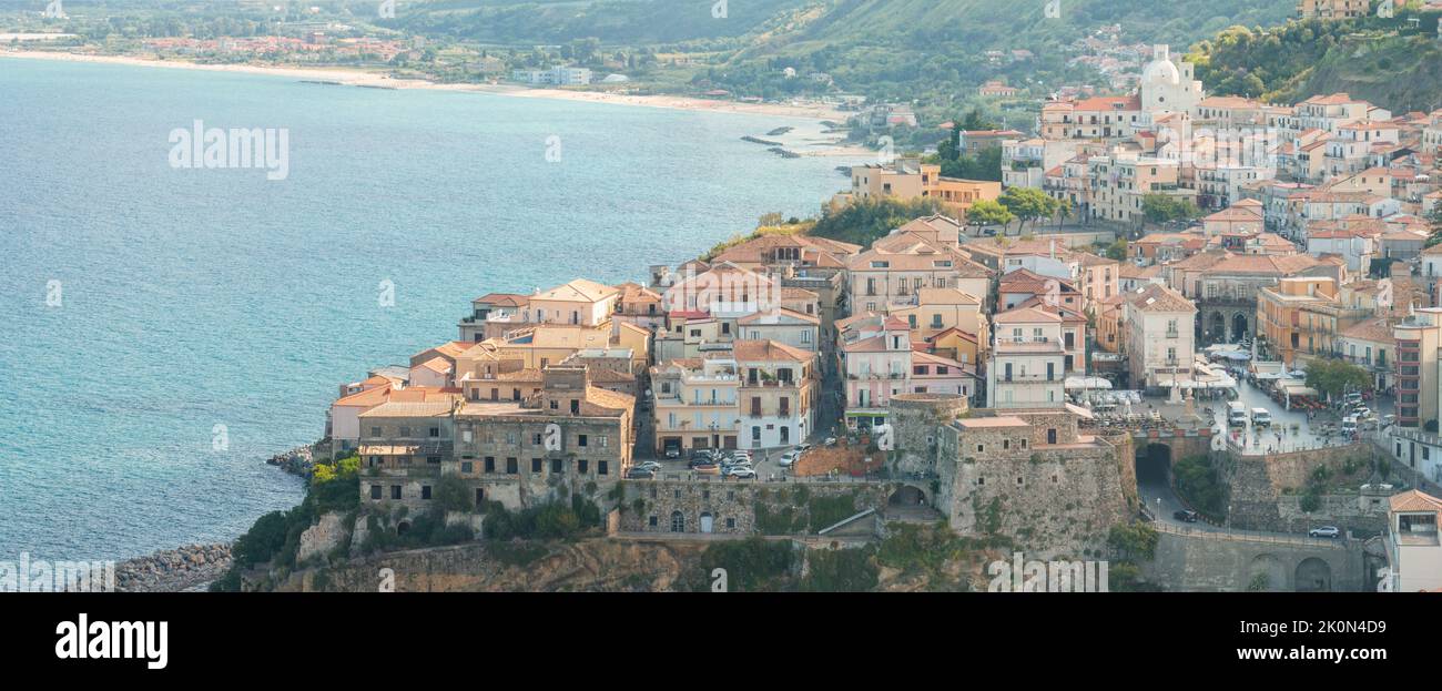 Veduta aerea di Pizzo Calabro, castello, Calabria, turismo Italia. Vista panoramica sul piccolo paese di Pizzo Calabro sul mare. Case sulla roccia. Foto Stock