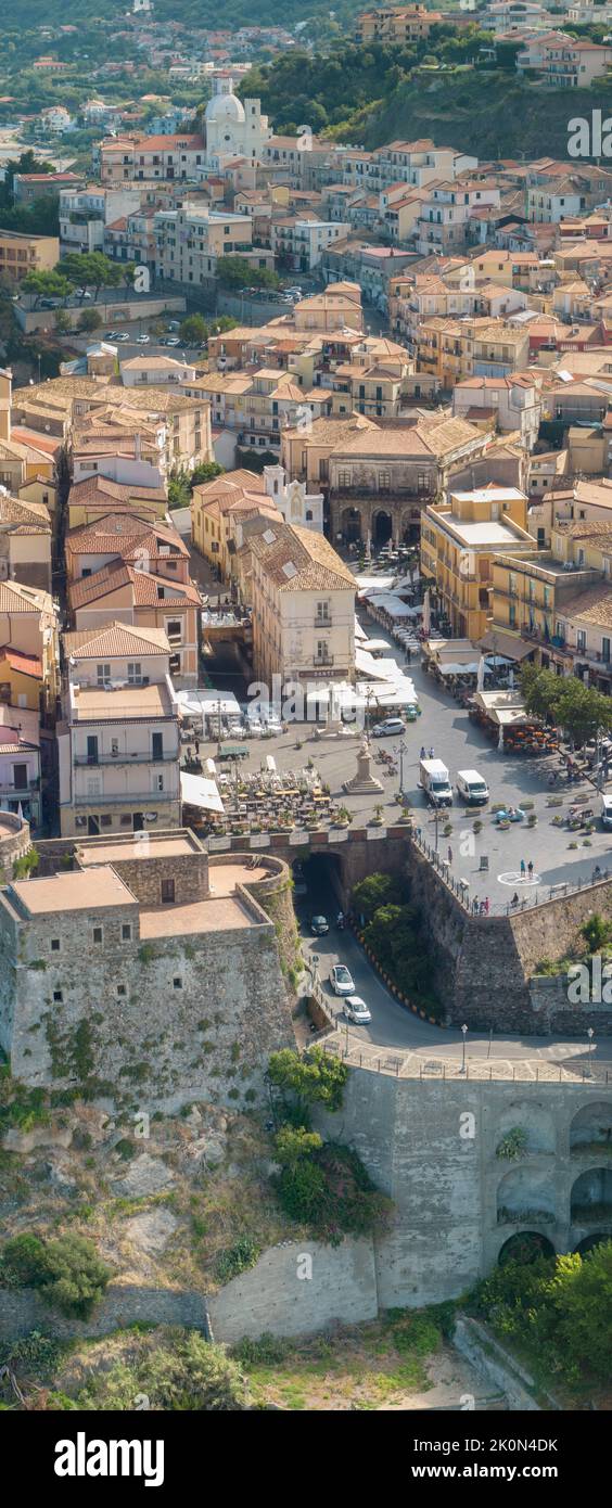 Veduta aerea di Pizzo Calabro, castello, Calabria, turismo Italia. Vista panoramica sul piccolo paese di Pizzo Calabro sul mare. Case sulla roccia. Foto Stock