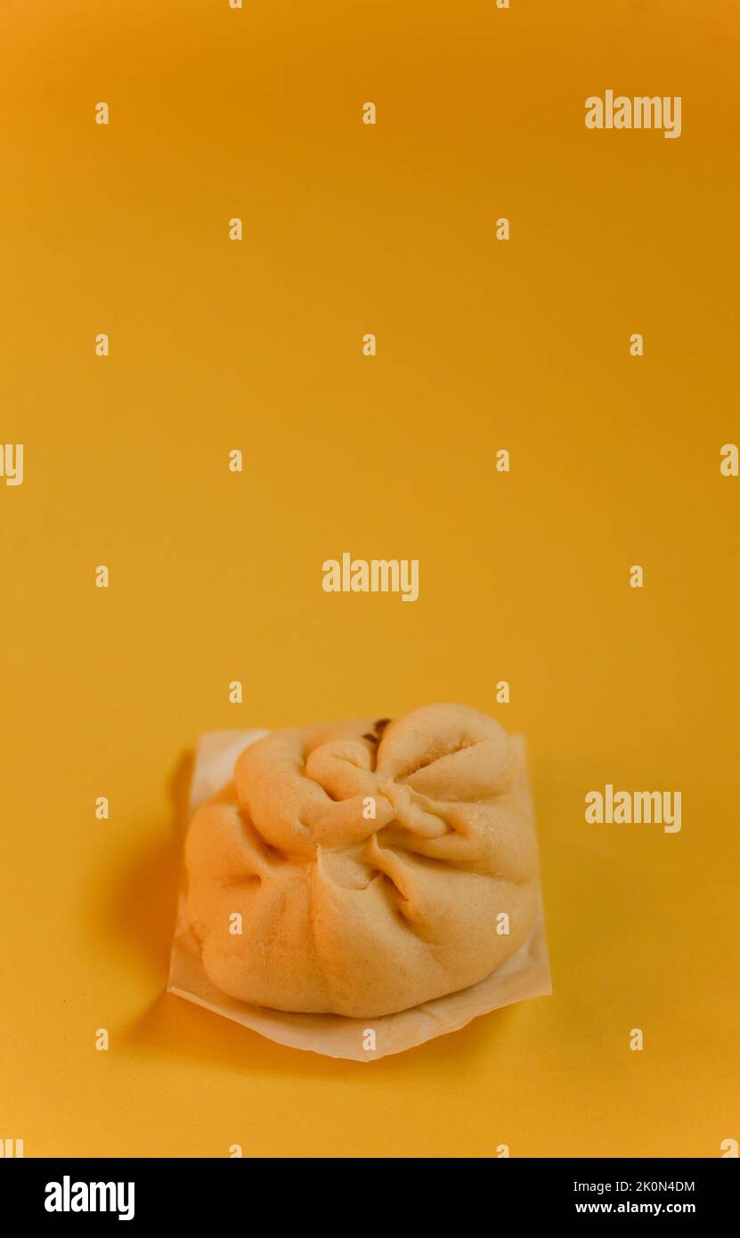 Meatbun o Bakpao o Baozi isolati su sfondo giallo Foto Stock