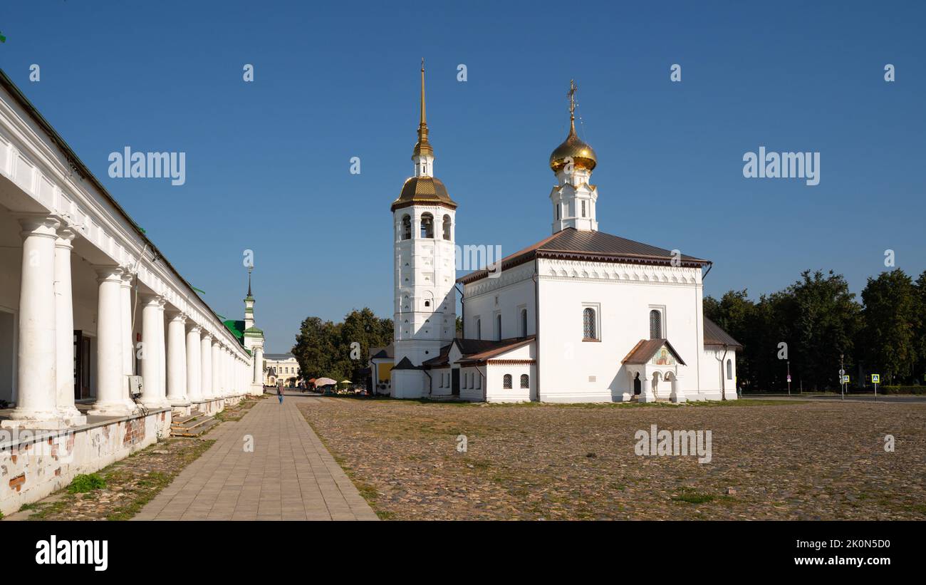 SUZDAL, RUSSIA - 11 settembre 2022: Piazza del mercato e storico centro commerciale Gostiny Dvor. Antica città di Suzdal, anello d'oro della Russia. Foto di alta qualità Foto Stock