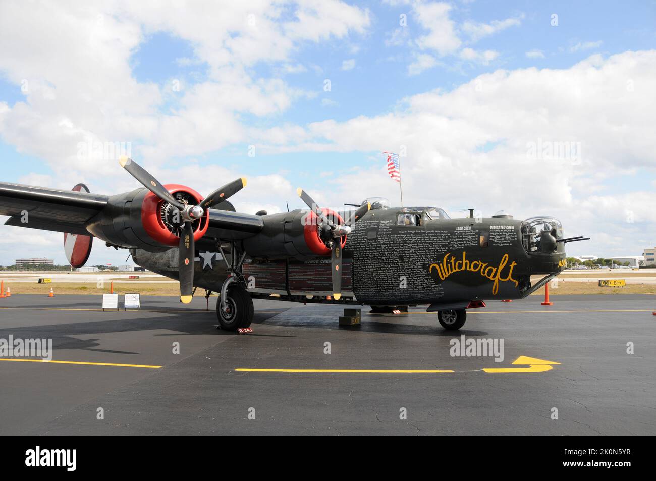 Fort Lauderdale, USA - 7 febbraio 2009: Guerra mondiale 2 era B-24 Liberator bombardiere appare a Fort Lauderdale, Florida come parte di un tour nazionale. Solo tw Foto Stock