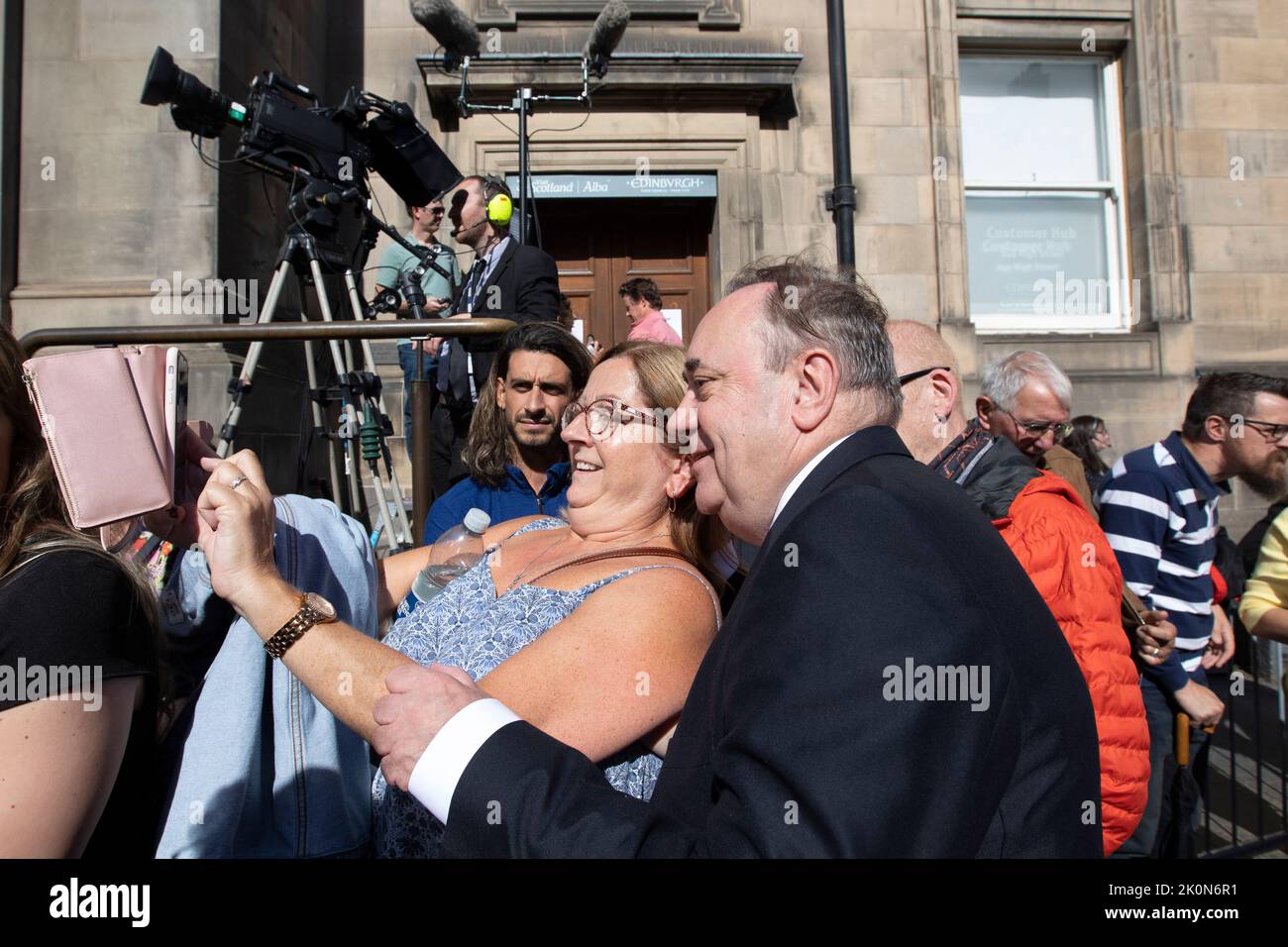 Edimburgo 12th settembre 20202. Cacciatori di migliaia di persone si riuniscono nel Royal Mile per dare un'occhiata alla bara di sua Maestà sulla strada per la cattedrale di St Gile a Edimburgo. La Regina morì pacificamente a Balmoral il 8th settembre 2022. Nella foto: L'ex primo ministro Alex Salmond visto nel Royal Mile. Scozia. PIC Credit: Pako Mera/Alamy Live News Foto Stock