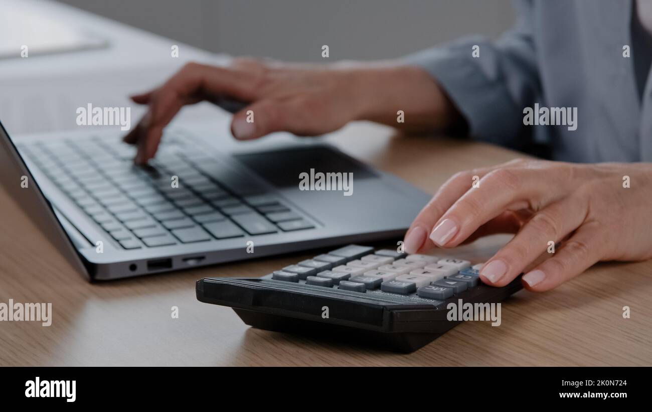 Primo piano le mani femminili con la manicure stropicciato irriconoscibile Senior donna cassiere contabile calcolare i dati finanziari pagare le fatture online sul computer Foto Stock