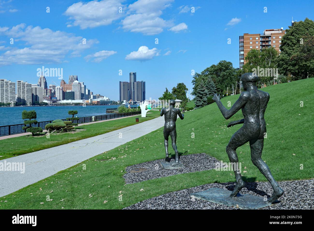 Windsor, Ontario, Canada - Sculpture Park accanto al fiume Detroit, mostrando Flying Men di Elizabeth Frink, con lo skyline di Detroit, Michigan Foto Stock