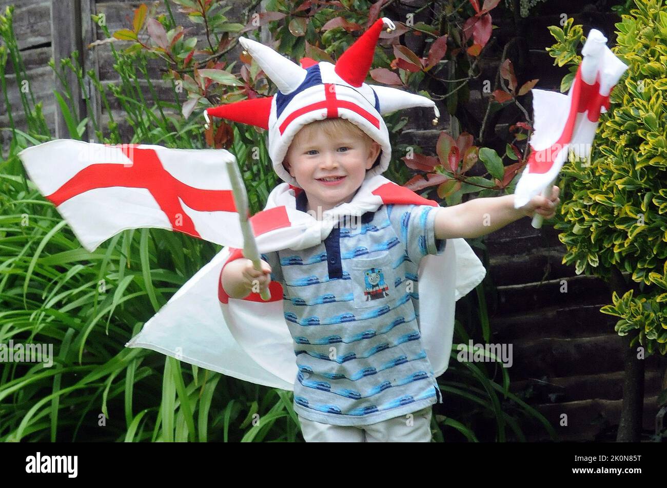 JAMES BURTON, 3 ANNI, DI PORTSMOUTH, SI PREPARA PER LA GRANDE PARTITA. PIC MIKE WALKER, 2014 FOTO DI MIKE WALKER Foto Stock