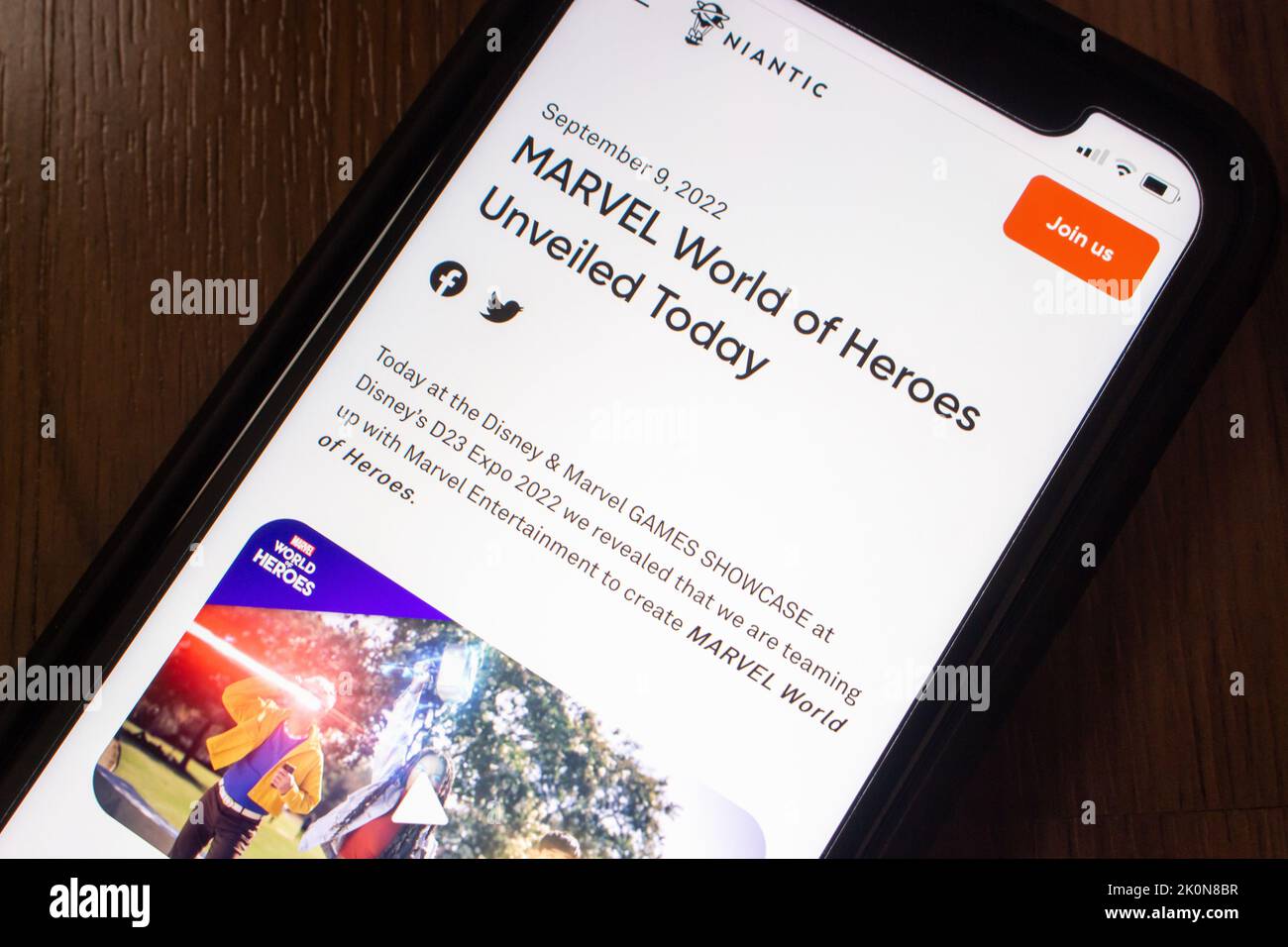 Post del blog “MARVEL World of Heroes svelato oggi” dal sito Web Niantic su iPhone. MARVEL & Niantic ha collaborato per lanciare AR Game MARVEL World of Heroes Foto Stock