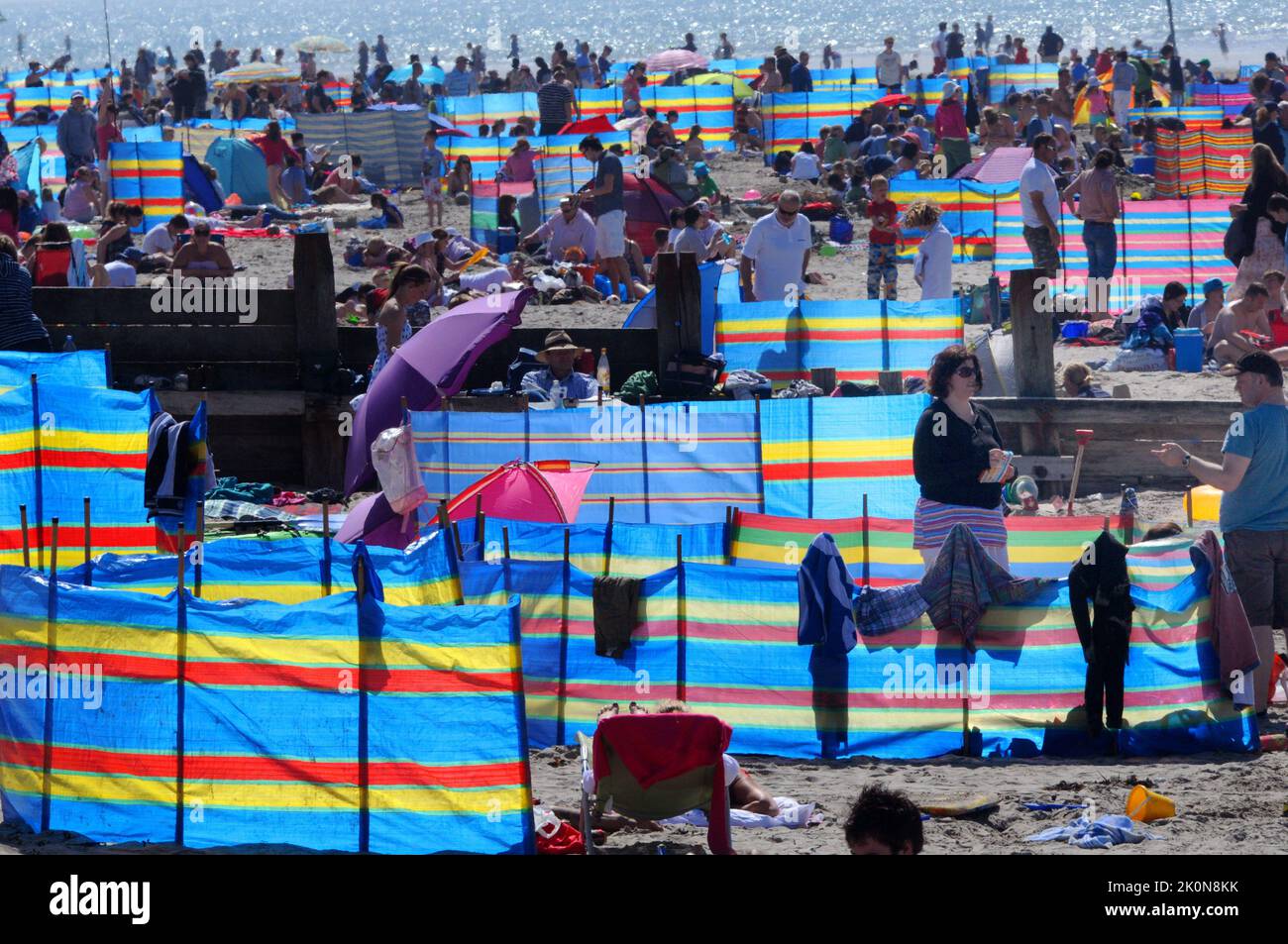 THE PACKED BEACH A WEST WITTERING, WEST SUSSEX SULLA MAYDAY BANK VACANZA LUNEDI L'ANNO SCORSO, 2013 PIC MIKE WALKER MIKE WALKER FOTO Foto Stock