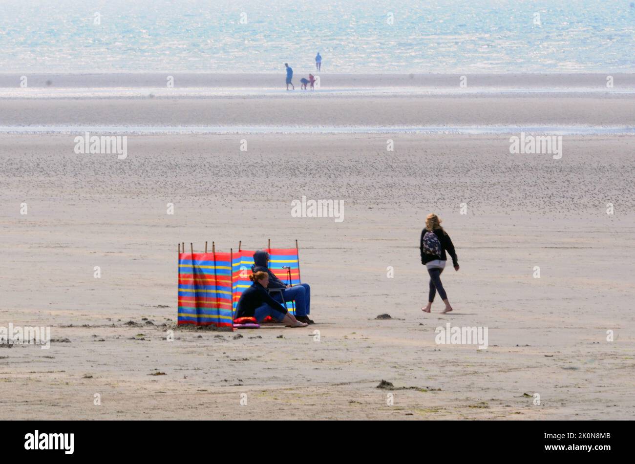 CHE DIFFERENZA. UNA SPIAGGIA QUASI VUOTA A WEST WITTERING, SUSSEX OCCIDENTALE SULLA FESTA DELLA BANCA DI MAYDAY LUNEDI QUESTO ANNO 2014 PIC MIKE WALKER, 2014 FOTO DI MIKE WALKER Foto Stock