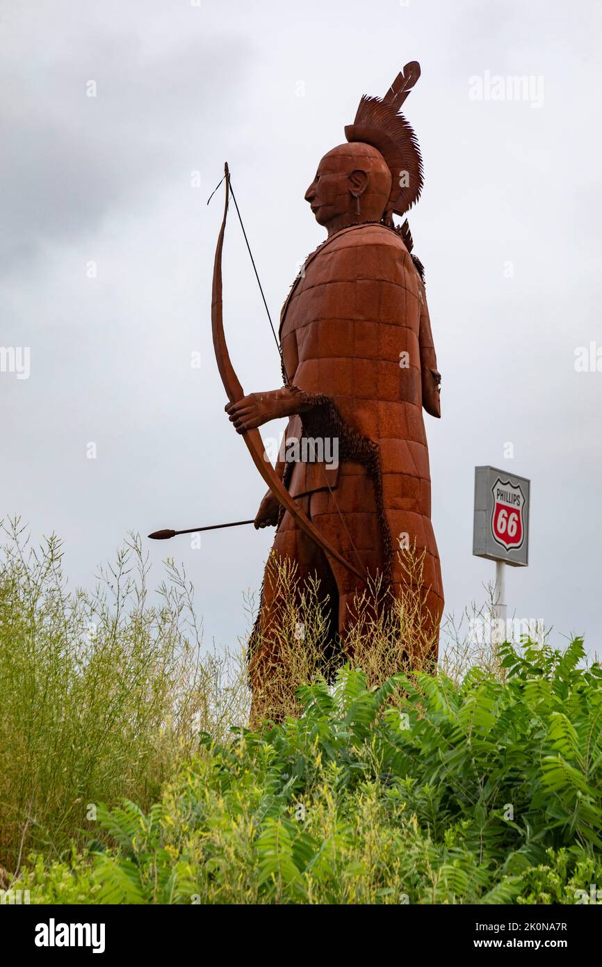 Cuba, Missouri - l'Osage Trail Legacy Monument mostra un guerriero indiano Osage che si sposta ad ovest sull'Osage Trail, che ora è l'Interstate 44. Il nativo Foto Stock