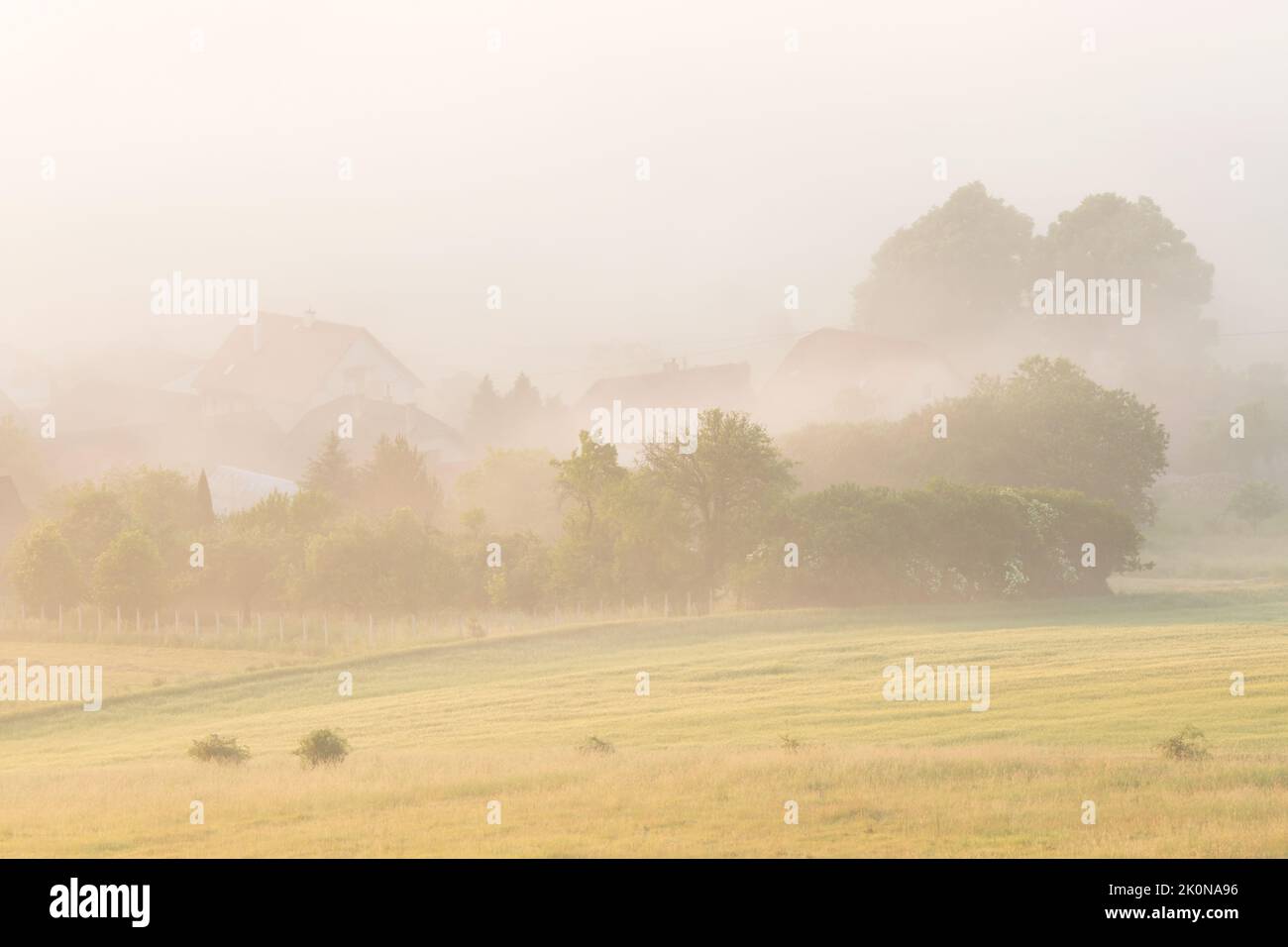 Nebbia al villaggio di Socovce in una mattinata estiva, Slovacchia. Foto Stock