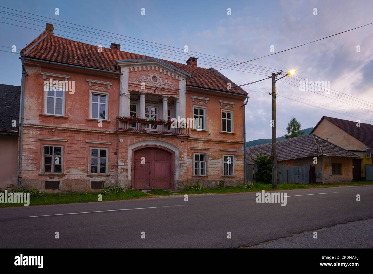 Storica casa cittadina nel villaggio di Klastor pod Znievom, Slovacchia. Foto Stock