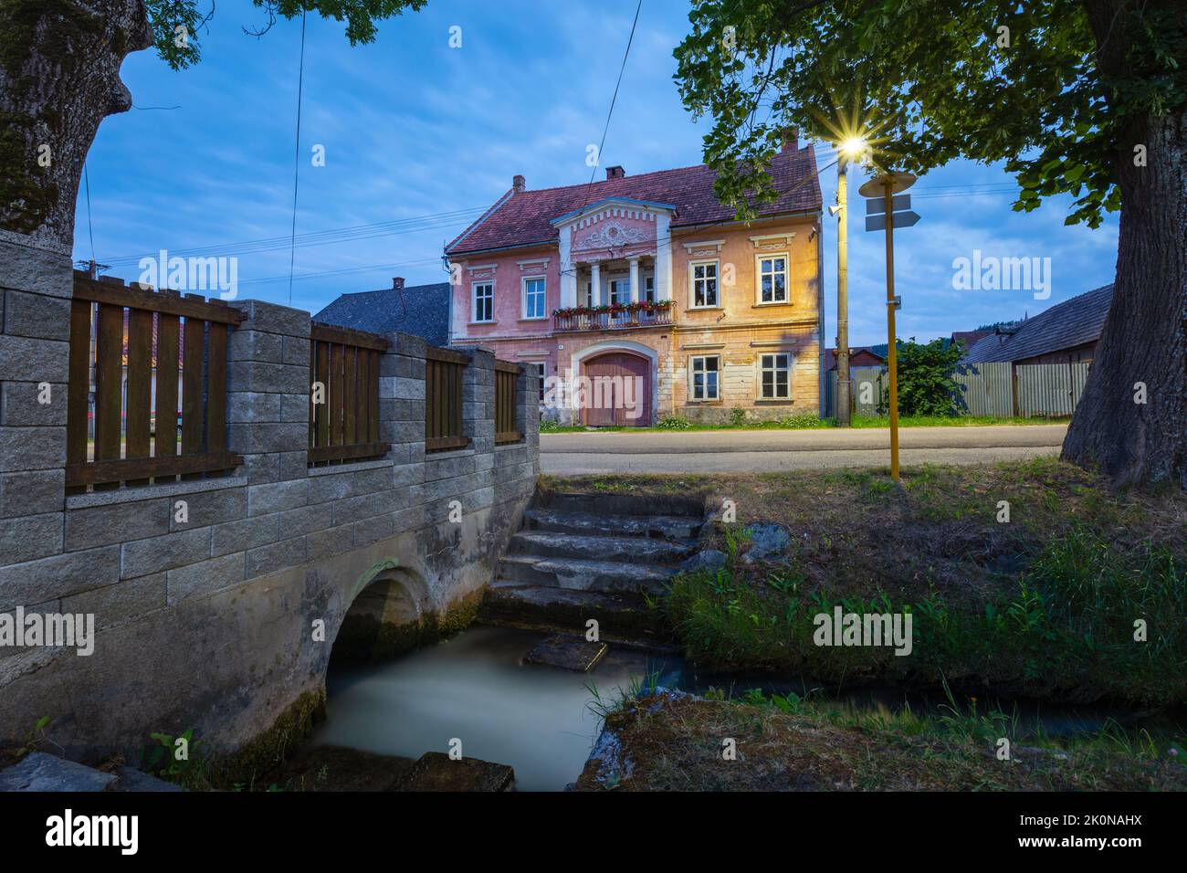 Storica casa cittadina nel villaggio di Klastor pod Znievom, Slovacchia. Foto Stock