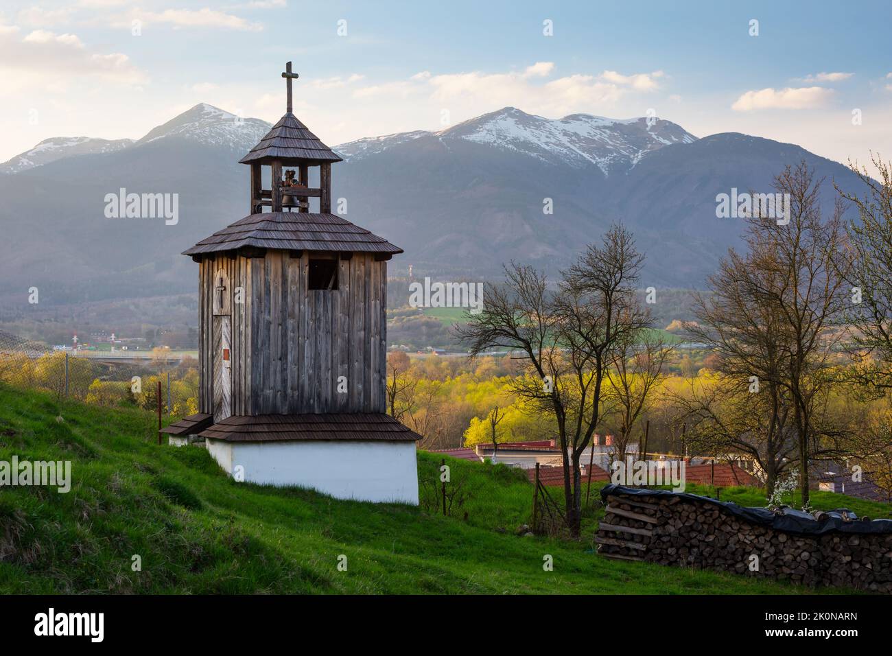Storico campanile nel villaggio di Nolcovo, Slovacchia. Foto Stock