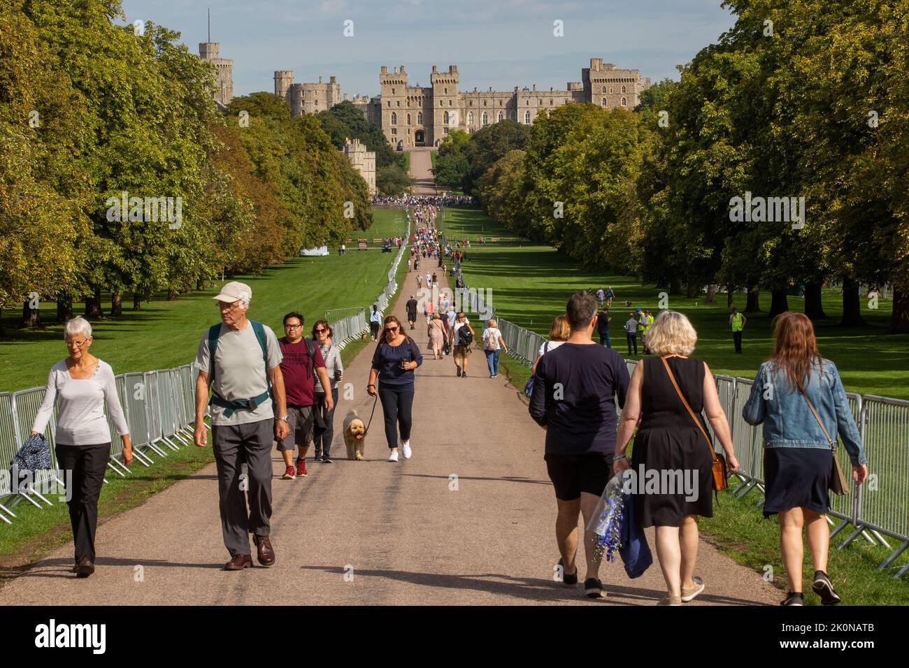 Windsor, Regno Unito. 12th Settembre 2022. La gente viene e va sulla lunga passeggiata dal Castello di Windsor in preparazione al funerale della Regina Elisabetta II La regina Elisabetta II, il monarca più longevo del Regno Unito, morì a Balmoral all'età di 96 anni il 8th settembre 2022 dopo un regno della durata di 70 anni. Credit: Notizie dal vivo di Mark Kerrison/Alamy Foto Stock