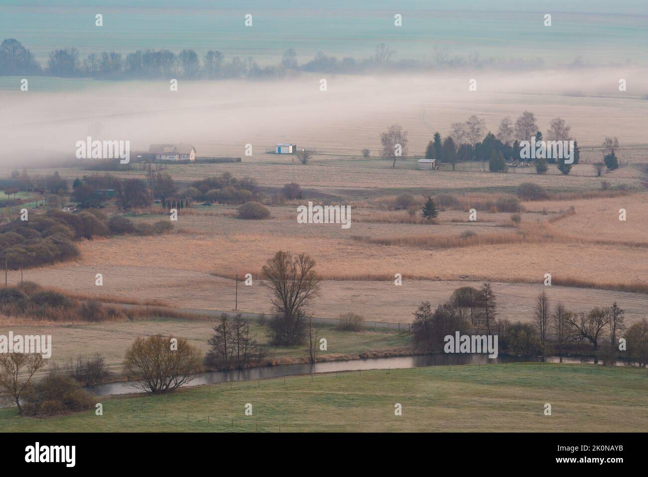 Nebbia mattutina nella riserva naturale di Klastorske Luky, Slovacchia. Foto Stock