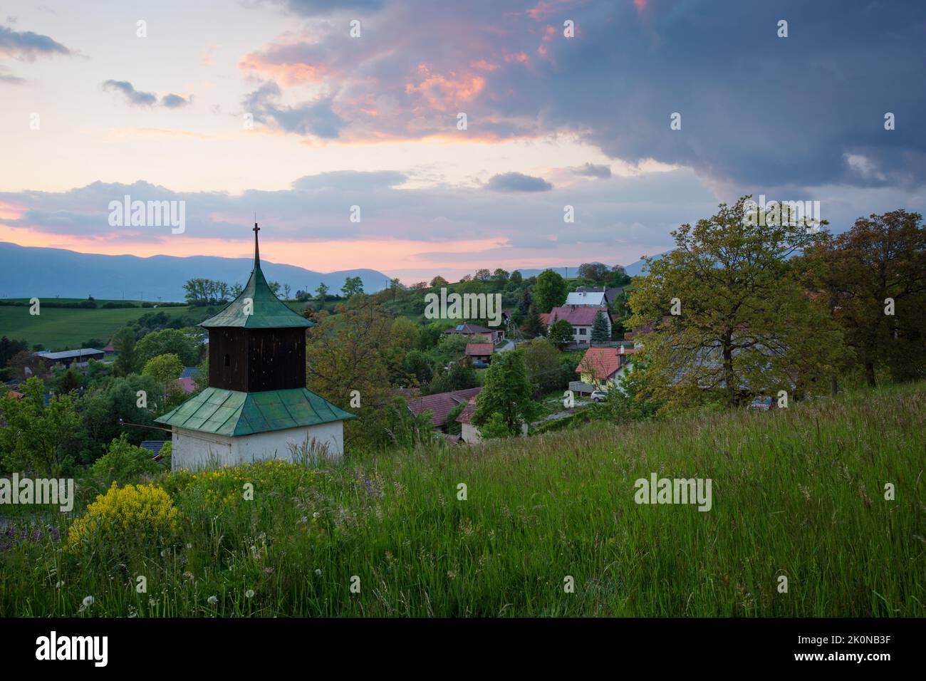 Campanile storico nel villaggio di Turcianske Jaseno, Slovacchia. Foto Stock