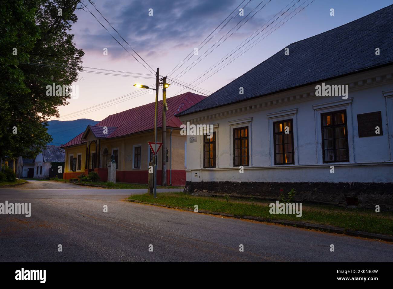 Case storiche nel villaggio di Klastor pod Znievom, Slovacchia. Foto Stock