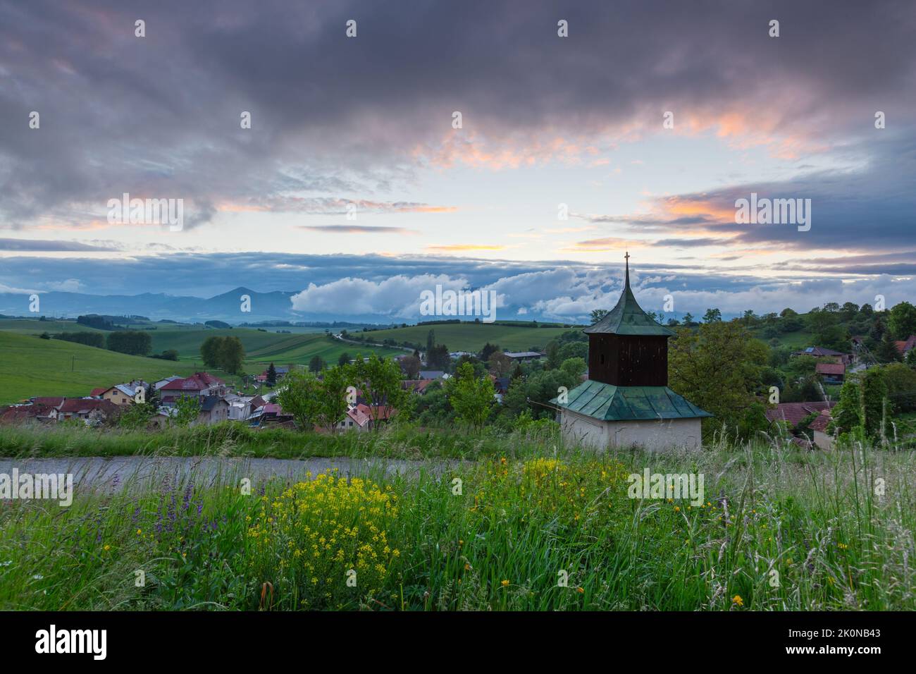 Campanile storico nel villaggio di Turcianske Jaseno, Slovacchia. Foto Stock