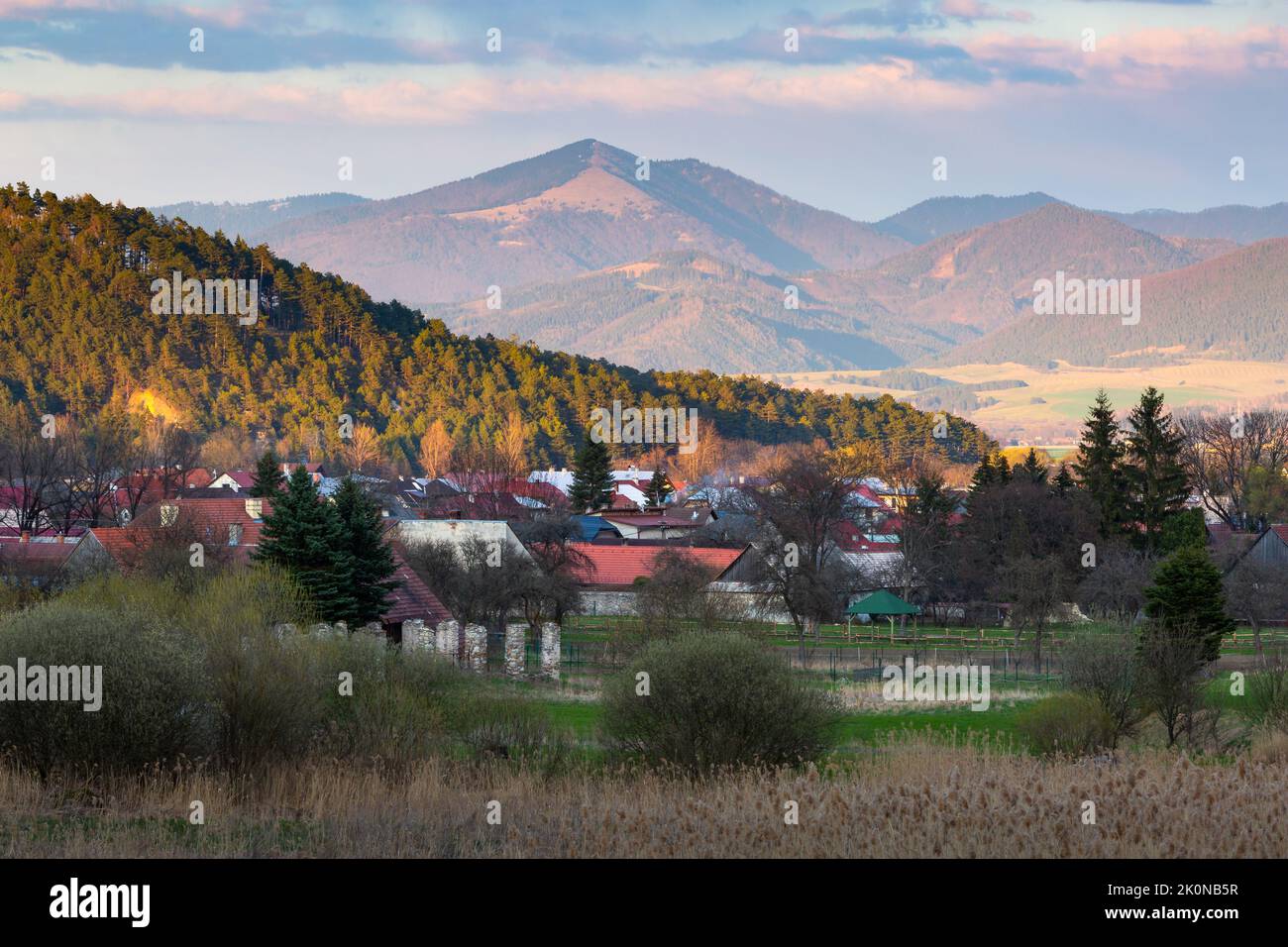 Klastor pod Znievom villaggio e Velka Fatra montagne, Slovacchia. Foto Stock