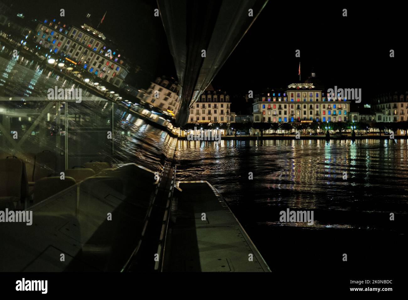 Edifici illuminati vicino al fiume in città di notte Foto Stock