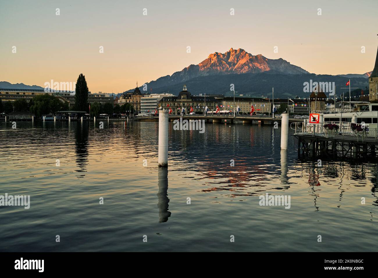 Fiume increspato nella città vecchia sotto cielo nuvoloso tramonto Foto Stock