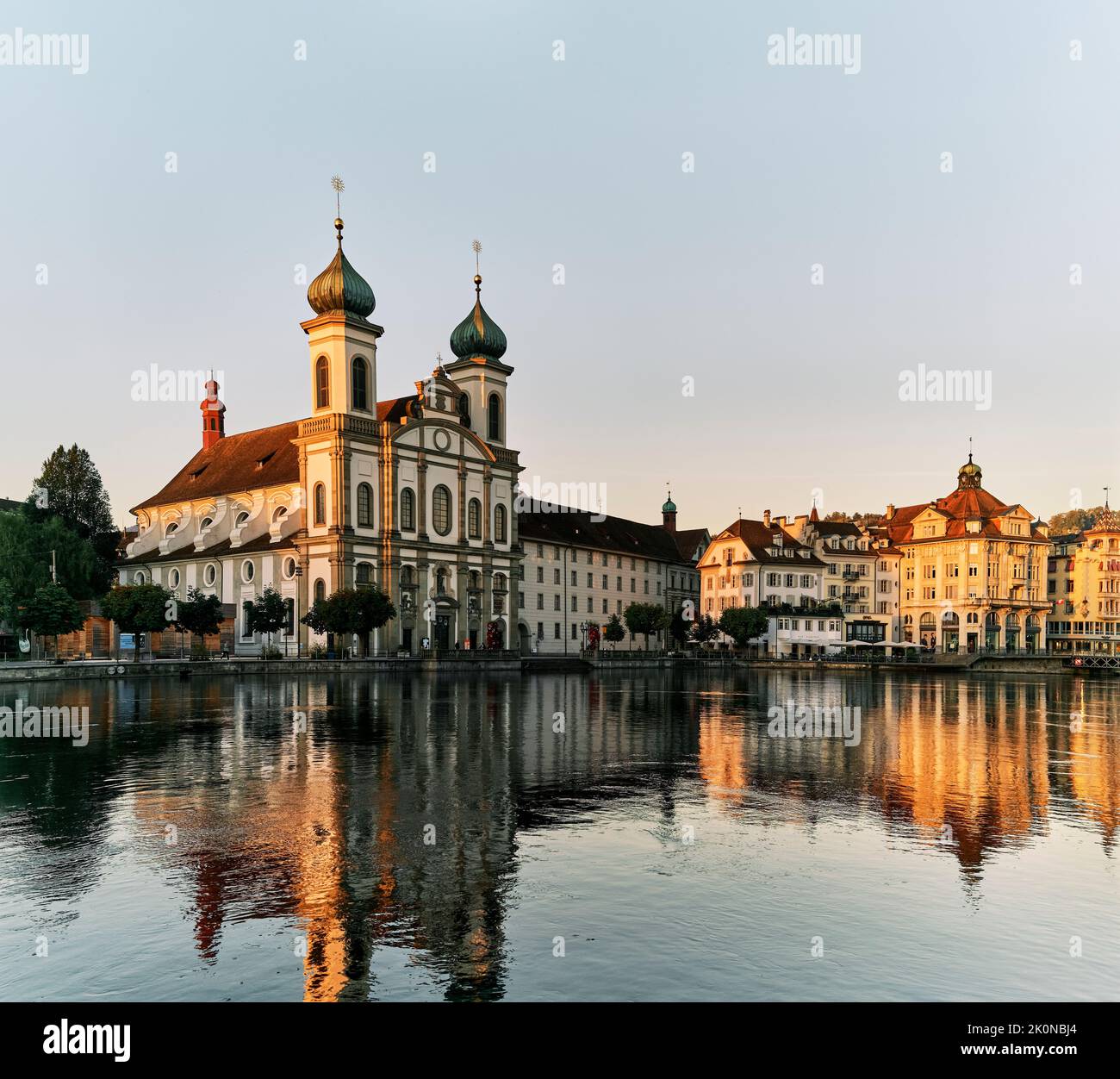 Chiesa e edificio residenziale sul lungofiume nel centro storico della città Foto Stock