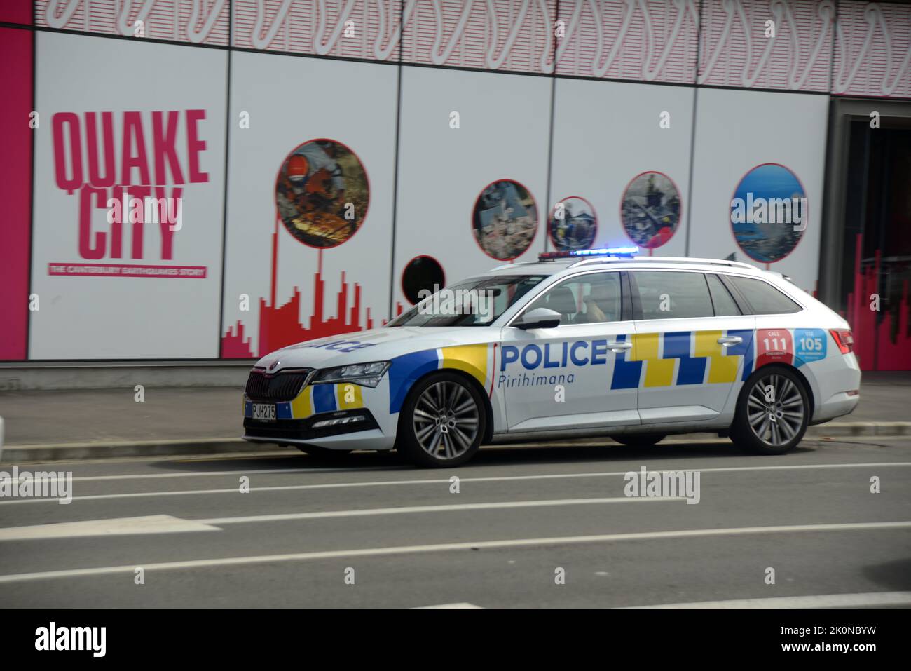CHRISTCHURCH, NUOVA ZELANDA, 8 SETTEMBRE 2022: Una macchina di polizia con luci lampeggianti e sirena piangendo teste di un'emergenza a Christchurch, la città di Quake della Nuova Zelanda Foto Stock